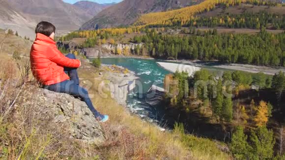 女旅行者看着自然峡谷看着山河旅行概念视频的预览图