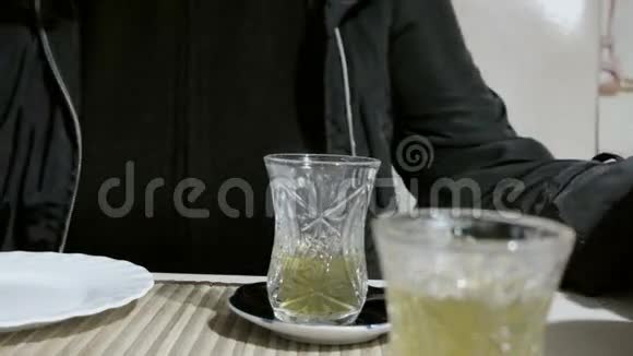 女人用华丽的杯子倒土耳其茶视频的预览图