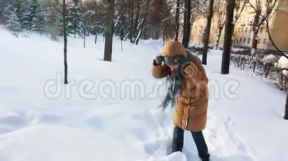 公园里的女孩很乐意扔雪视频的预览图