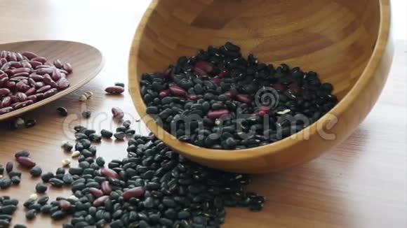 豆类红黑和乔布撕裂多粒蛋白食品视频的预览图
