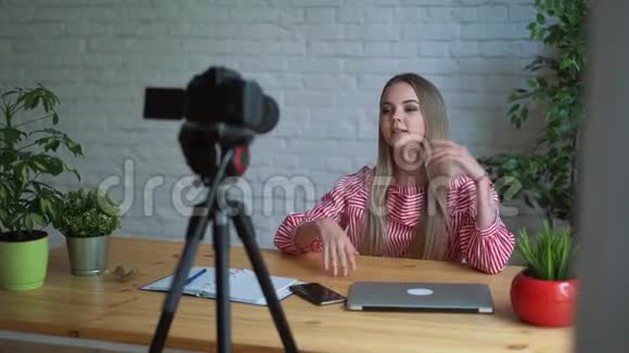 美丽的化妆vlogger与镜像记录教程视频的预览图