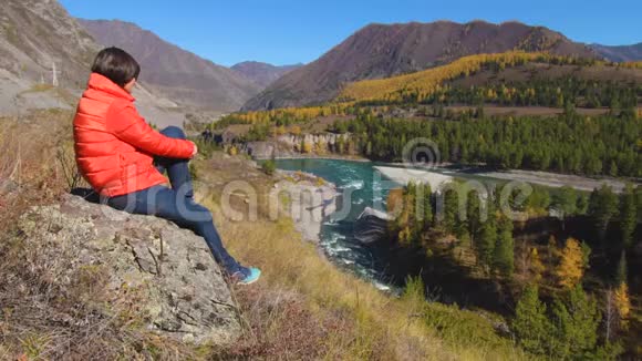 女旅行者看着自然峡谷看着山河旅行概念视频的预览图