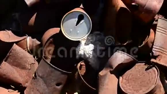 莫哈韦沙漠中的一个破锡罐视频的预览图