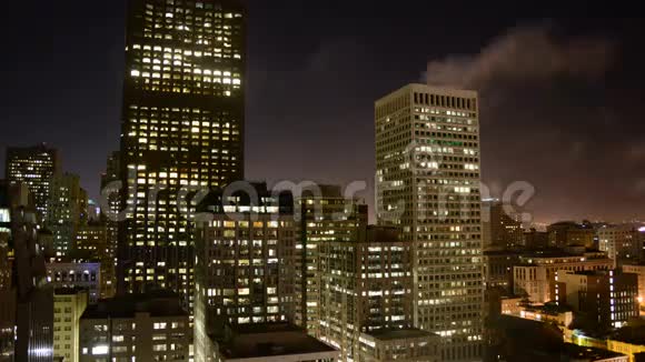 夜晚雾过旧金山天际线的时间视频的预览图