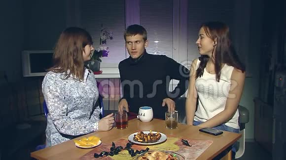 男孩和两个女孩正在喝茶视频的预览图
