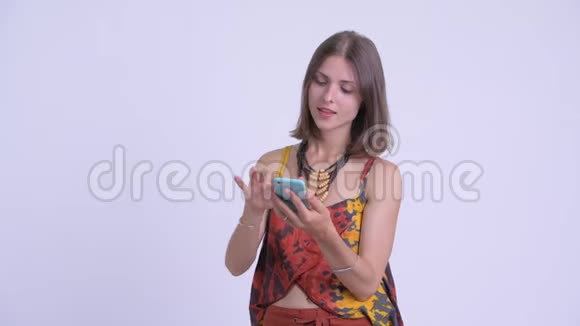 快乐的年轻美丽的时髦女人思考电话视频的预览图