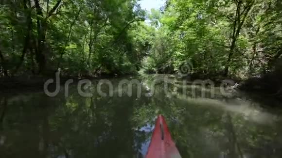 在河上骑独木舟视频的预览图