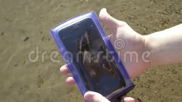 防水袋里的智能手机躺在水里视频的预览图