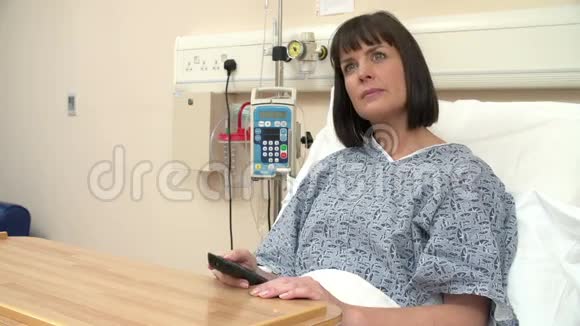 住院病人看电视视频的预览图