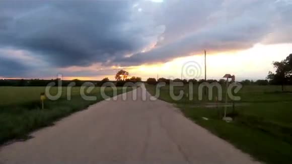 乡村公路通往日落雷雨视频的预览图