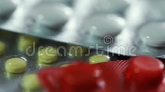 药片和药片的包装在桌子上视频的预览图