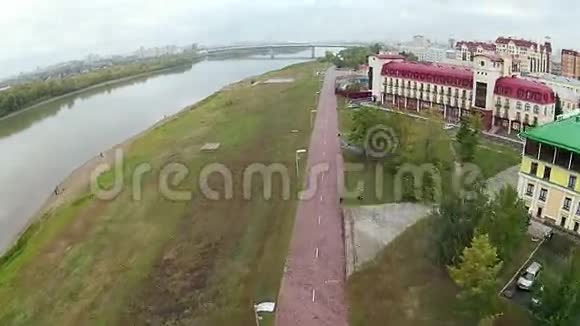四架直升机拍摄沿河步行街的视频视频的预览图