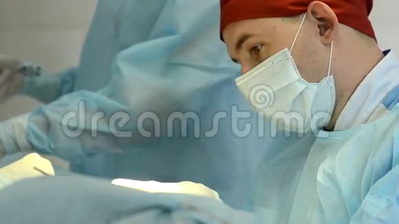 外科医生小组和病人一起工作视频的预览图