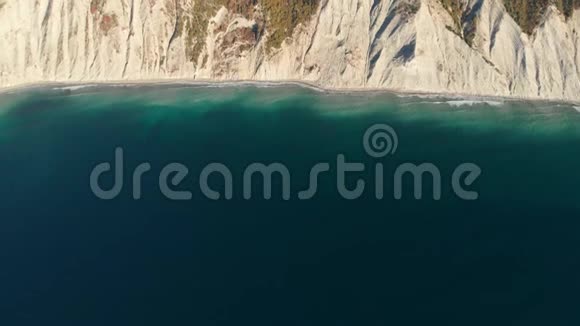 带悬崖和带波浪蓝大海的岩石海岸鸟瞰图视频的预览图
