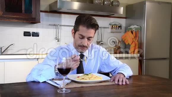 未婚商人吃意大利面视频的预览图