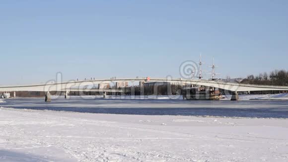 冬季横渡伏勒夫河的行人天桥视频的预览图
