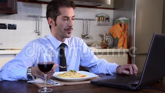 未婚商人吃意大利面视频的预览图