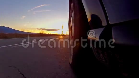 汽车在日落时走双边公路视频的预览图