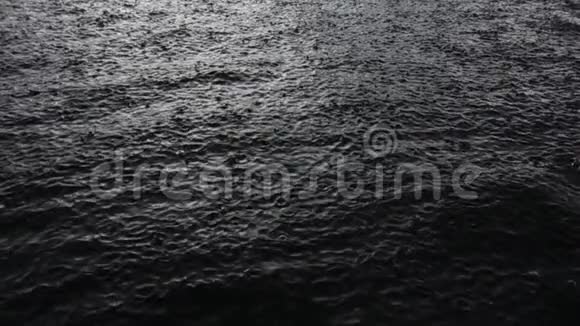 雨水落在水面上视频的预览图