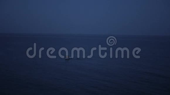 暮光之海中的月光和充气床垫上的人视频的预览图