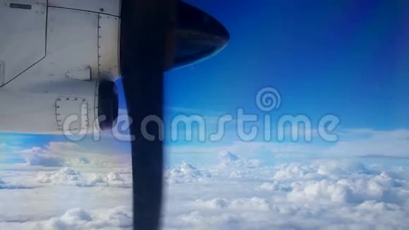 螺旋桨飞机窗户上的场景视频的预览图