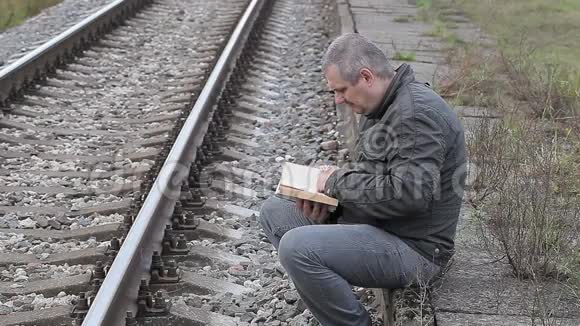 户外铁路附近的人书视频的预览图