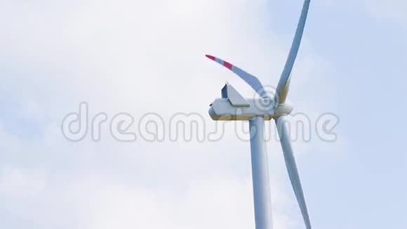 风力涡轮机是蓝天下最清洁最可再生的能源之一视频的预览图