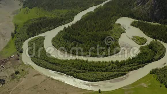 山林河的美丽春天景观空中观景台无人机飞过美丽的山林视频的预览图