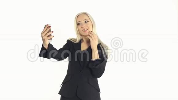 女商人用手机拍自拍照片视频的预览图