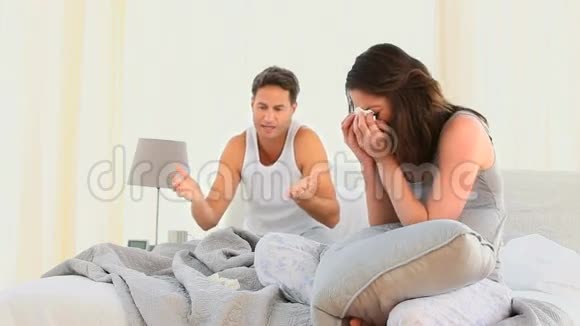女人在和丈夫争吵后哭了视频的预览图