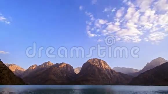 湖面上的日落全景时间流逝帕米尔视频的预览图