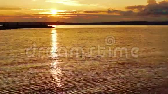 诺亨湖上的夏日日落视频的预览图