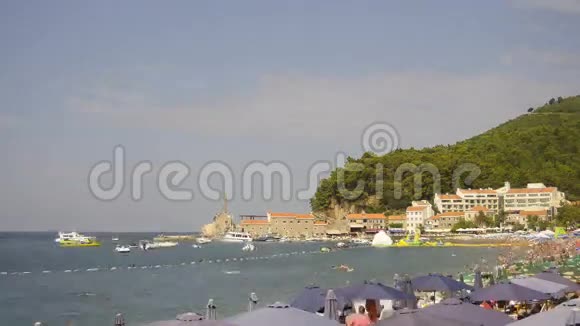 黑山彼得罗瓦茨海滩和老城的景色视频的预览图
