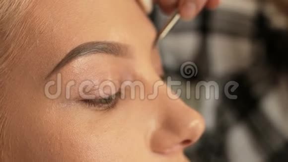 美容美发化妆师用刷子画眉毛金发美女视频的预览图