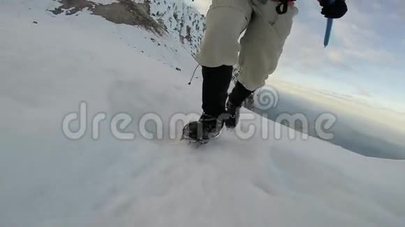 在冰上慢动作的斜坡上行走视频的预览图