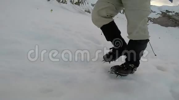 在冰上慢动作的斜坡上行走视频的预览图