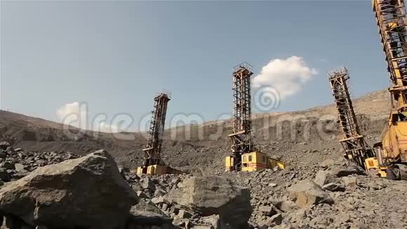 职业生涯中的工业钻机职业全景视频的预览图
