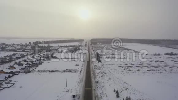 冬天的路上柏油上有冰冬天的霜冻下有树视频的预览图