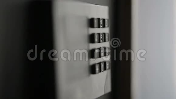 女手解锁组合到酒店房间安全视频的预览图