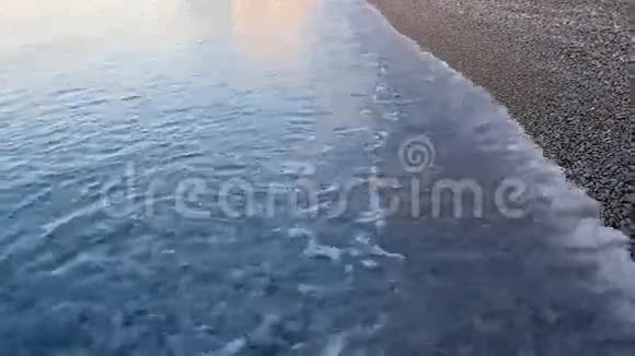 海浪冲刷鹅卵石海滩黑海克里米亚俄罗斯视频的预览图