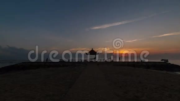 印尼海滩的日出时间会过去视频的预览图