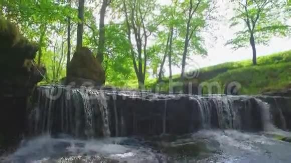 一个小瀑布被一些巨大的石头挡住了视频的预览图