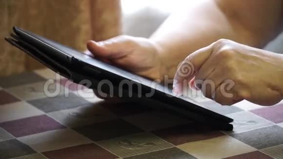 女人坐在房子里用应用程序在视频的预览图