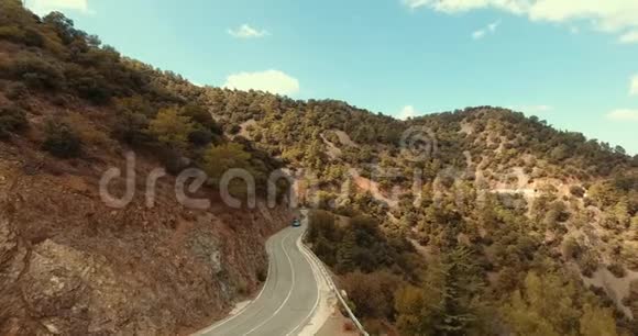 山里的沥青路美丽的山有异国的植物视频的预览图