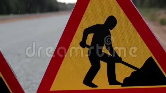男子在路边工作路标视频的预览图