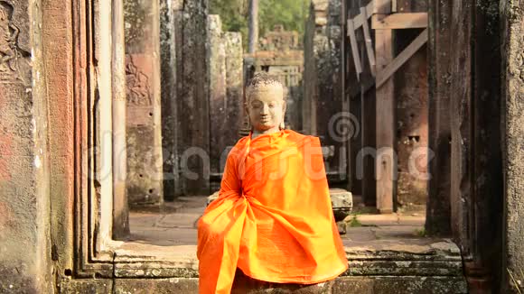 柬埔寨吴哥窟古寺佛像视频的预览图