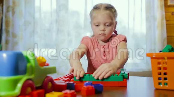 一个小女孩玩玩具积木的肖像视频的预览图