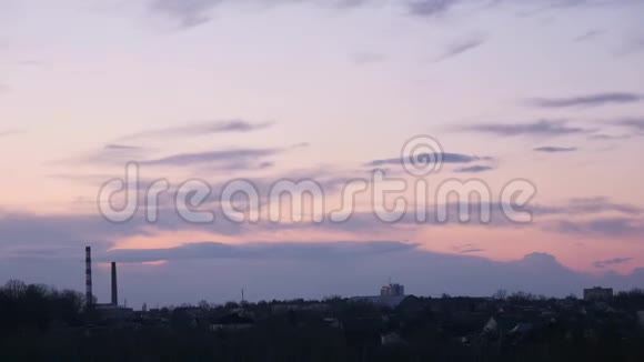 傍晚云彩飘过城市视频的预览图