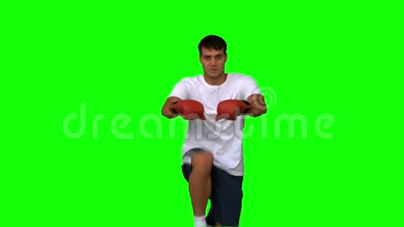 漂亮的拳击手在绿色屏幕上高踢球视频的预览图