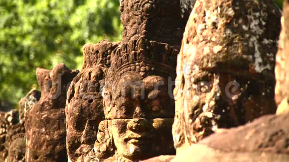 柬埔寨吴哥窟大桥上的石雕视频的预览图